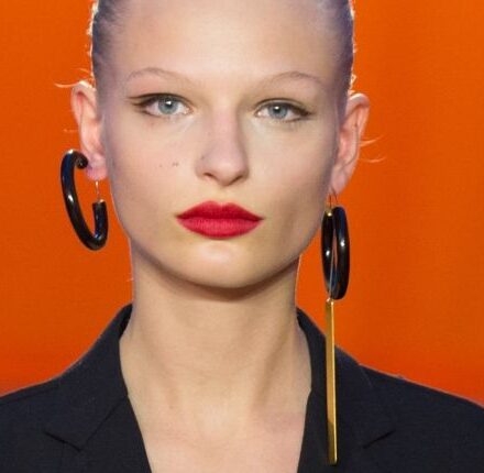 Comment réaliser le chignon wet look du défilé Céline ?