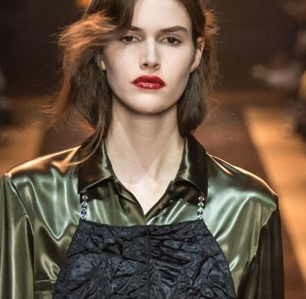 Coiffure rock : les longueurs froissées du défilé Nina Ricci