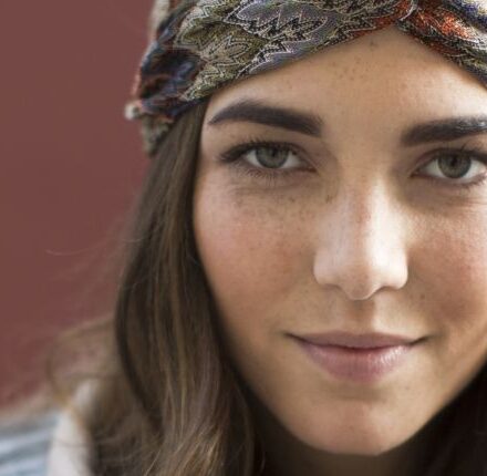 3 coiffures avec un headband pour la Saint-Valentin