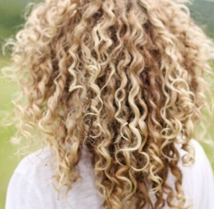 Cheveux frisés : 3 idées coiffure faciles à réaliser