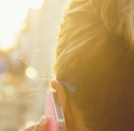 Step by step : comment réaliser un bun coiffé-décoiffé ?
