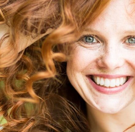 Cheveux bouclés : comment les rendre brillants ?