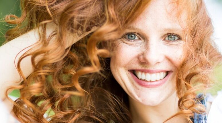Cheveux bouclés : comment les rendre brillants ?