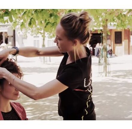 Comment coiffer facilement ses cheveux bouclés ?