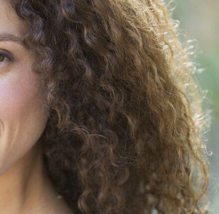 Cheveux frisés : 4 conseils pour les démêler facilement
