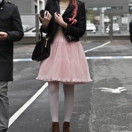 Une tresse de côté pour faire ressortir ses pointes roses : Streetstyle