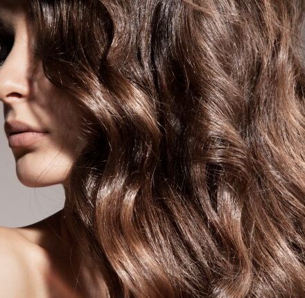 Mes cheveux sont ternes, comment y remédier sans passer par la case « couleur » ?