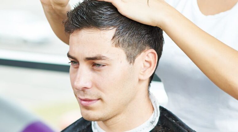 Hommes : coupe à secs ou sur cheveux mouillés ?