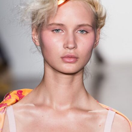 Tendance 2017 : laisser des pinces à chignon apparentes