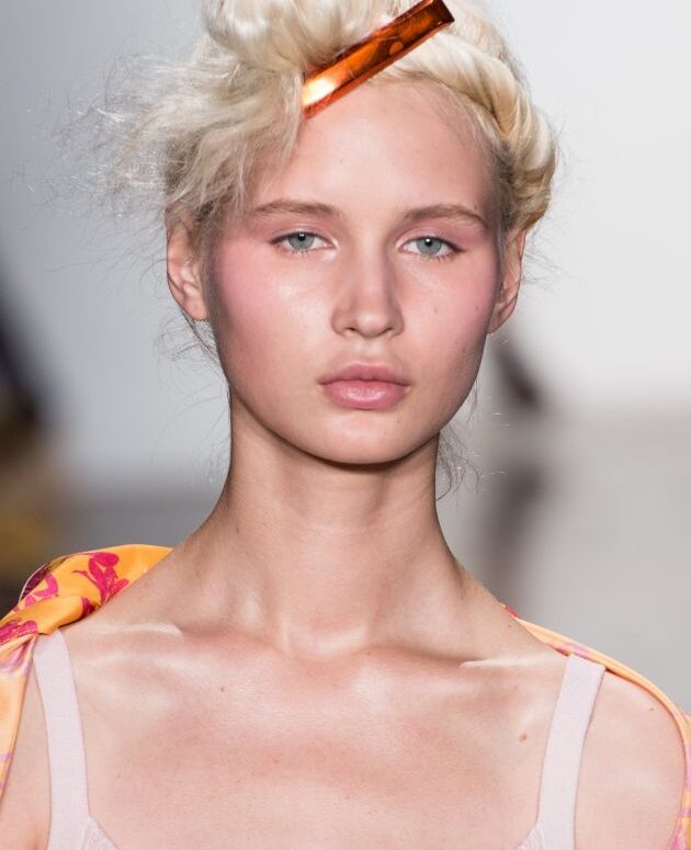 Tendance 2017 : laisser des pinces à chignon apparentes