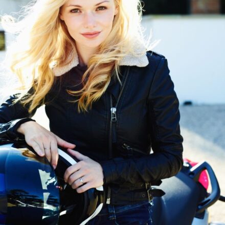 Rester bien coiffée après avoir porté un casque de moto
