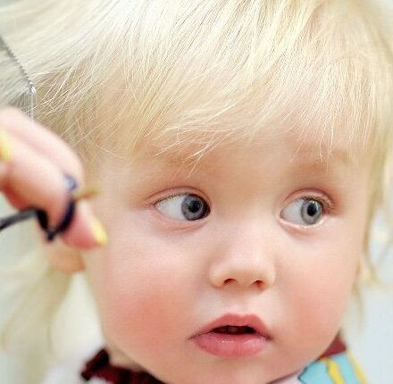 Couper les cheveux de bébé pour la première fois