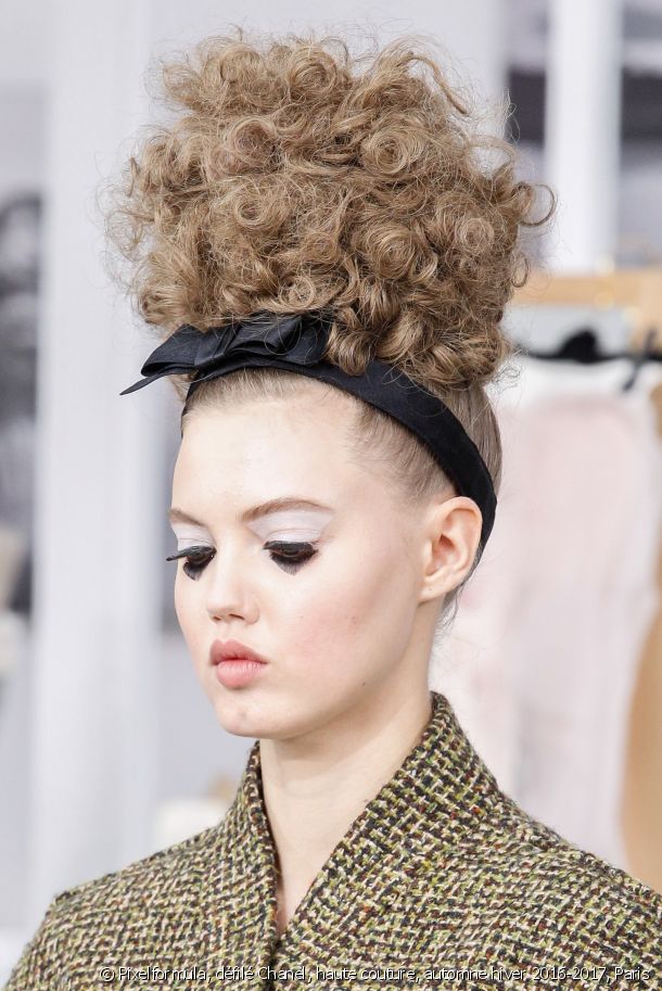 9979-chignon-haut-et-bandeau-noue-pour-le-def-article_media_block-1.jpg 9979-chignon-haut-et-bandeau-noue-pour-le-def-article_media_block-1.jpg