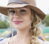 Quelle coiffure avec un chapeau en feutre ?