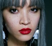 Donner de l'éclat aux cheveux gris foncés