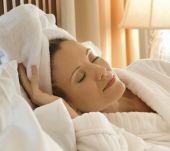 Dormir les cheveux mouillés : une mauvaise idée ?