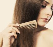 6 idées reçues sur le démêlage des cheveux