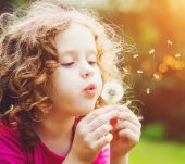 Enfant : quelle coupe avec des cheveux bouclés ?