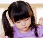 Enfant : quelle coupe avec des cheveux raides ?