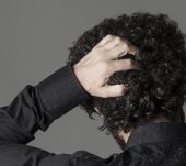 Homme : comment lutter contre les pellicules ?
