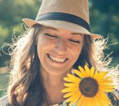 Les cheveux poussent plus vite en été, mythe ou réalité ?