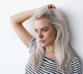 Cheveux gris : 3 raisons de les assumer
