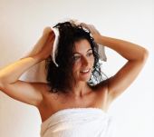 Comment sécher mes cheveux bouclés sans les abîmer ?
