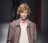 Homme : comment porter les cheveux bouclés en 2017 ?