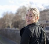 Comment faire un chignon sur cheveux courts ?