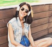 Porter un casque audio : quels effets sur les cheveux?