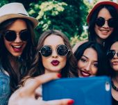 4 astuces coiffure pour un selfie réussi