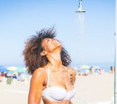 Comment prendre soin de mes cheveux crépus à la plage ?