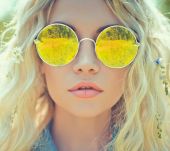 Rayons UV : pourquoi sont-ils nocifs pour mes cheveux ?