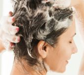 Shampoing : faut-il rincer immédiatement ou le laisser poser ?