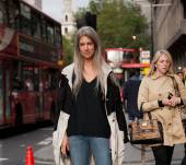 Les cheveux gris sur longueurs XXL : Streetstyle