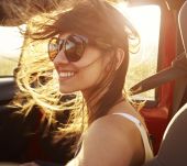Voiture décapotable, bateau : comment éviter les cheveux emmêlés ?