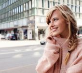 Coiffure : réaliser une tresse épi sur le côté