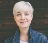 Cheveux blancs qui virent au jaune : que faire ?