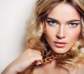 "Braid metal chain" : la coiffure tendance qui nous déchaîne