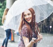 Mes cheveux ont pris une douche de pluie : 3 gestes qui sauvent mon style