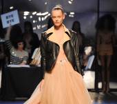 Zoom sur le chignon effet " lifting " du défilé Jean Paul Gaultier