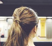 Comment réaliser une queue-de-cheval bombée ?
