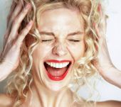 Comment dompter le volume des cheveux bouclés ?