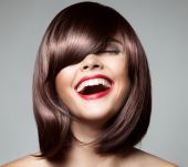 Cheveux lisses : comment leur donner une brillance miroir ?