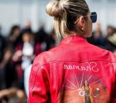 Zoom sur le chignon de douche pour un effet coiffé-décoiffé