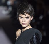 Comment réaliser un faux pixie pour une coupe courte sans ciseaux ?