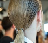 Tendance coiffure : la queue-de-cheval ultra-lisse façon baguette