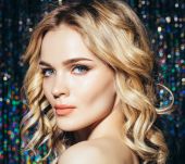 Coiffures réveillon 2017 : 3 idées pour donner du style à vos cheveux lâchés