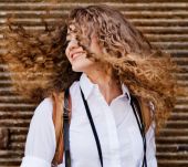 Comment assouplir des cheveux frisés ?
