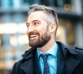 Homme : comment sublimer votre chevelure poivre et sel ?